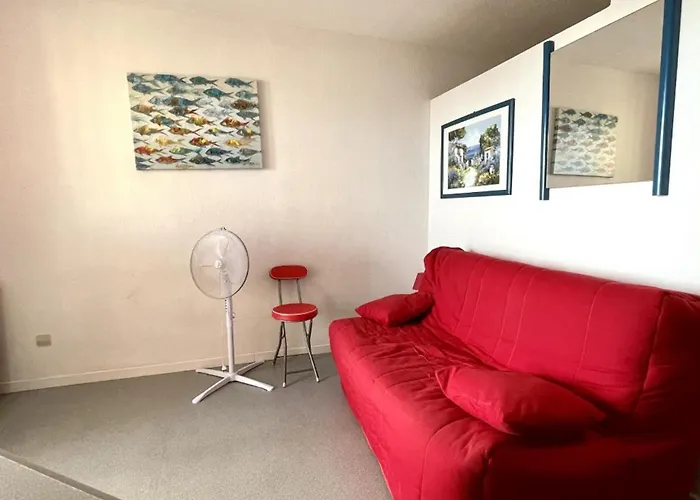 Avec Piscine Et Terrasse Proche Commerces - Fr-1-748-15