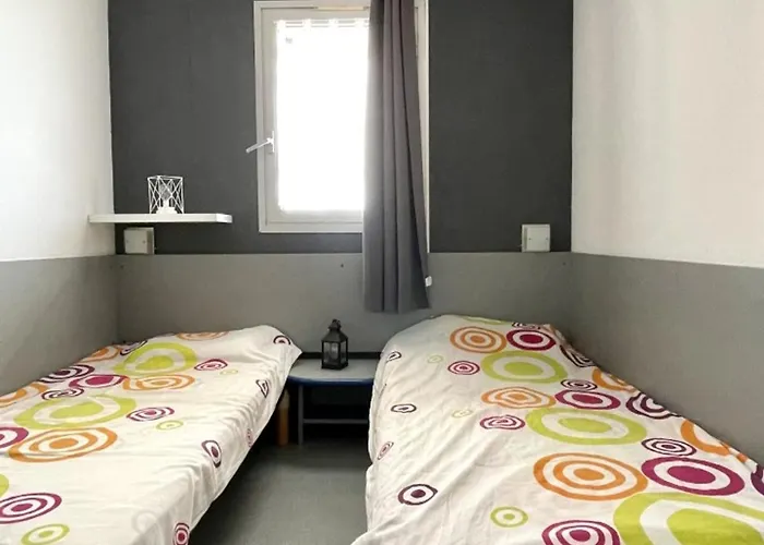 Avec Piscine Et Terrasse Proche Commerces - Fr-1-748-15 *
