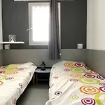 Avec Piscine Et Terrasse Proche Commerces - Fr-1-748-15 *