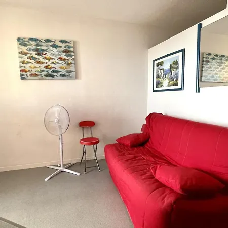 Avec Piscine Et Terrasse Proche Commerces - Fr-1-748-15