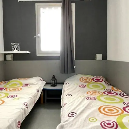 Avec Piscine Et Terrasse Proche Commerces - Fr-1-748-15 *