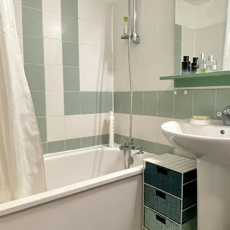 Avec Piscine Et Terrasse Proche Commerces - Fr-1-748-15 Apartmán